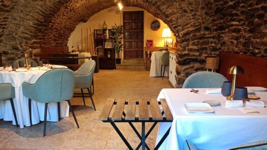 Mesas del comedor del restaurante Casa Rubén, en Tella, Huesca.