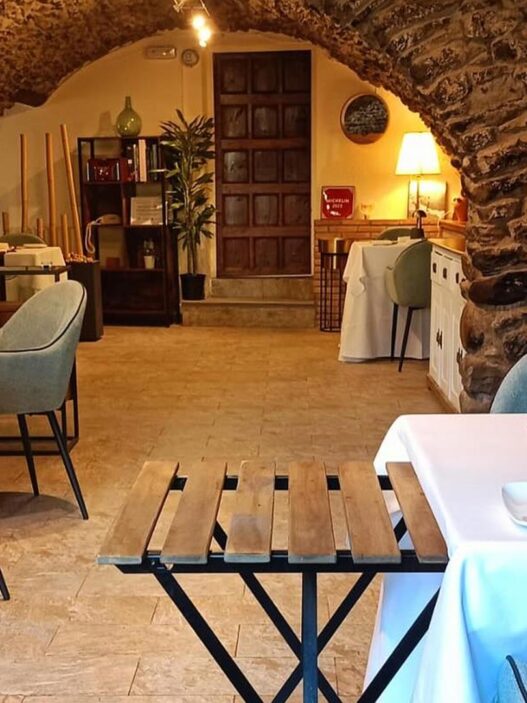 Mesas del comedor del restaurante Casa Rubén, en Tella, Huesca.