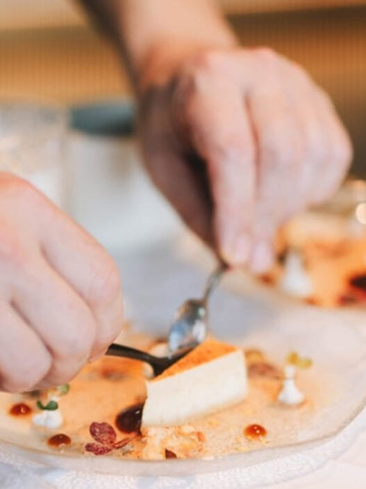 Chef emplatando un postre del menú degustación de dos estrellas Michelin en Toledo.