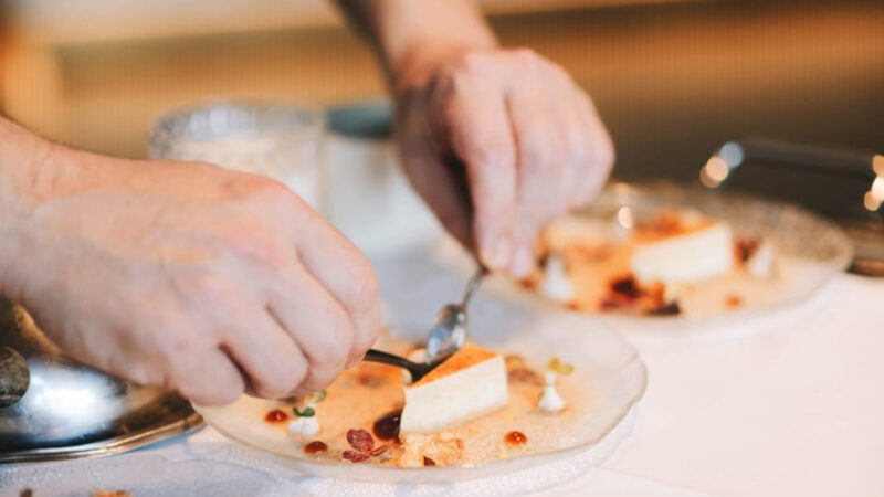 Chef emplatando un postre del menú degustación de dos estrellas Michelin en Toledo.