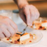 Chef emplatando un postre del menú degustación de dos estrellas Michelin en Toledo.