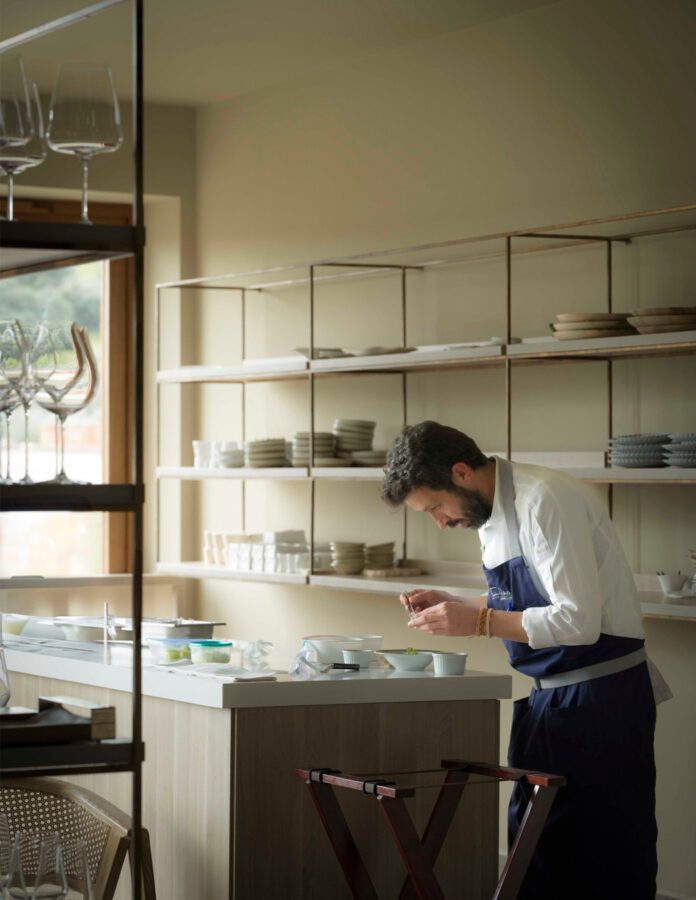 Cocinero emplatando un pase del menú degustación de dos estrellas Michelin en Toledo.