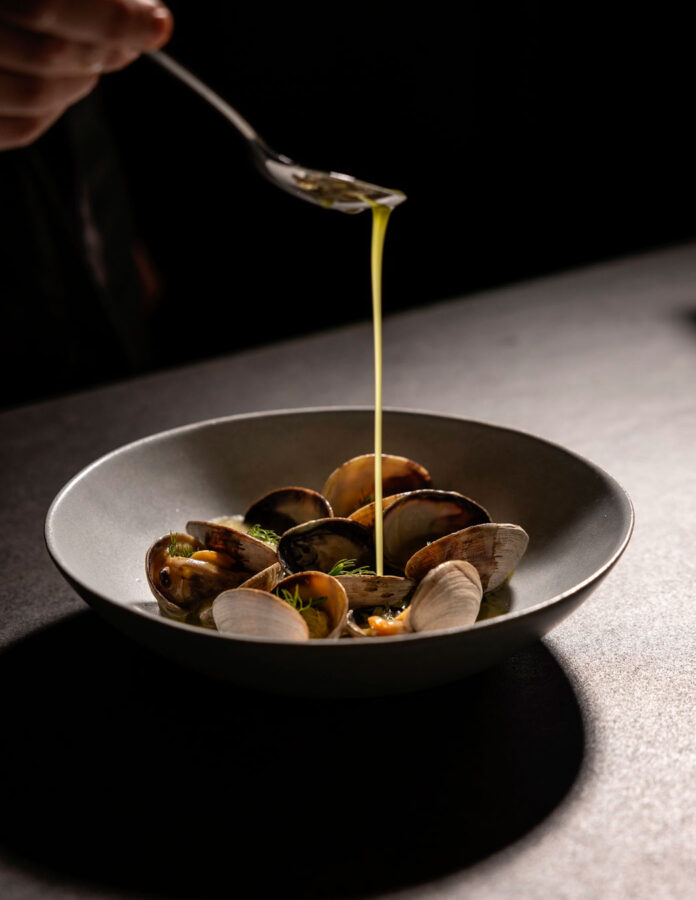 Plato de almeja fina gallega con beurre blanc e hinojo del restaurante Tetsu.