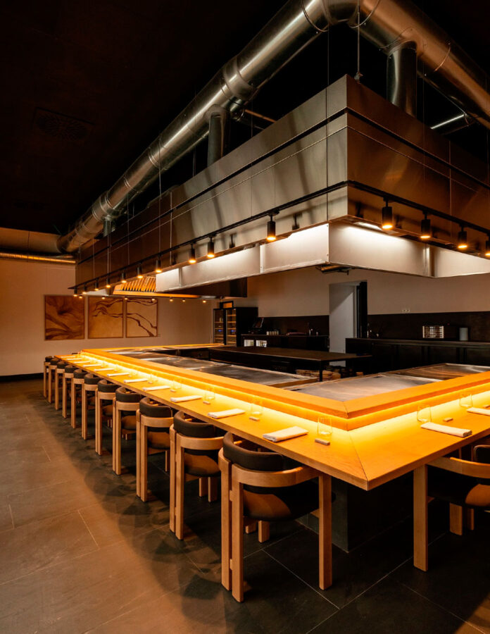 Barra principal del restaurante Tetsu en Madrid, diseñada al estilo japonés teppanyaki para 22 comensales.
