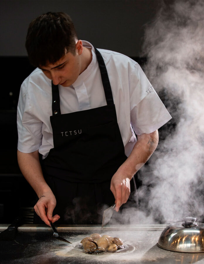El chef Miguel de Aguilar cocinando sobre la plancha teppanyaki del restaurante Tetsu.