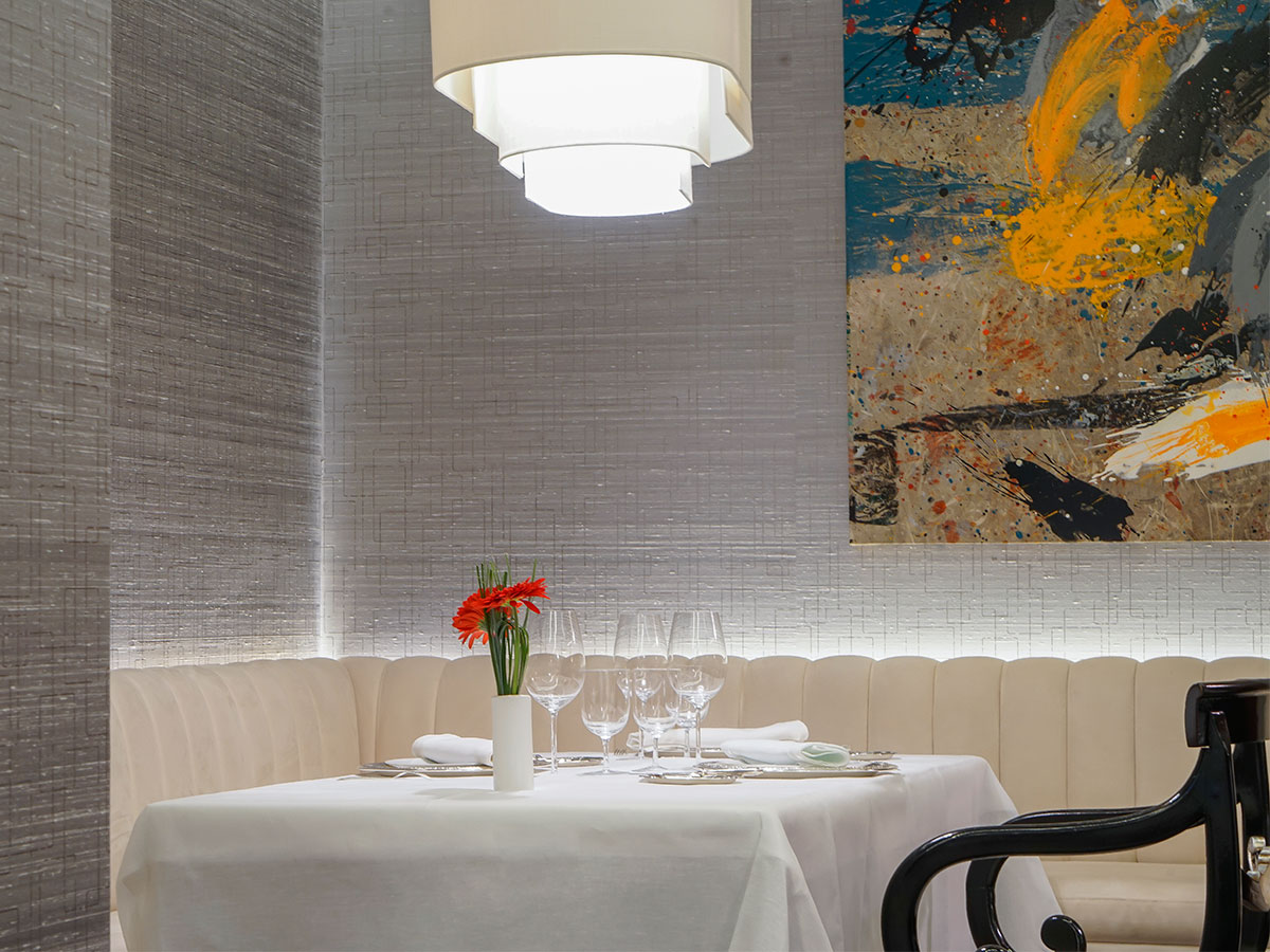 mesa del comedor del restaurante Zalacaín de Madrid.