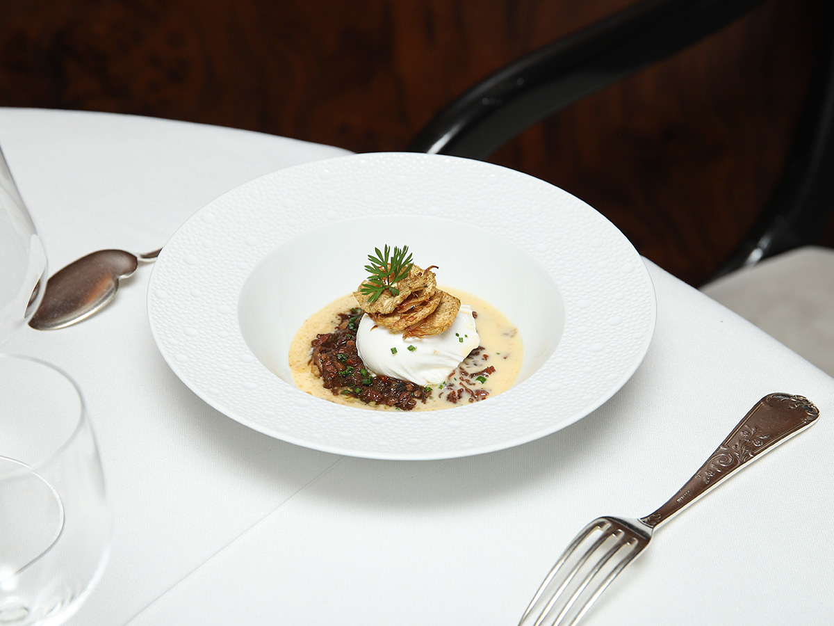 Plato de Huevo poché muy bien presentado en el restaurante Zalacaín de Madrid