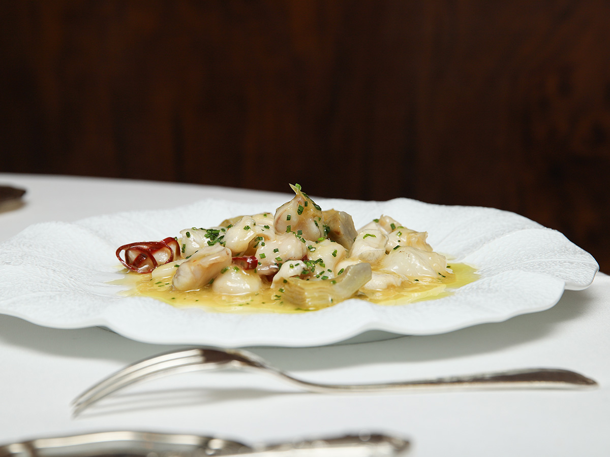 Plato de Kokotxas de bacalao al pilpil del restaurante Zalacaín de Madrid