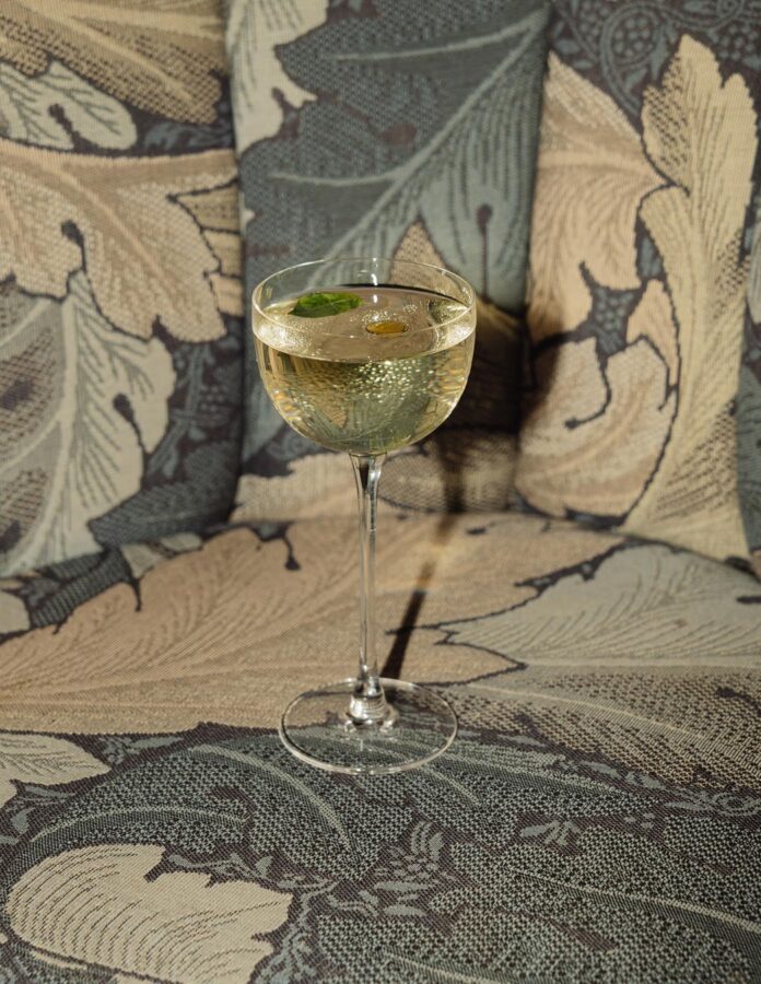 Copa de cóctel transparente con notas herbales servida en el restaurante Zíngara de Madrid.