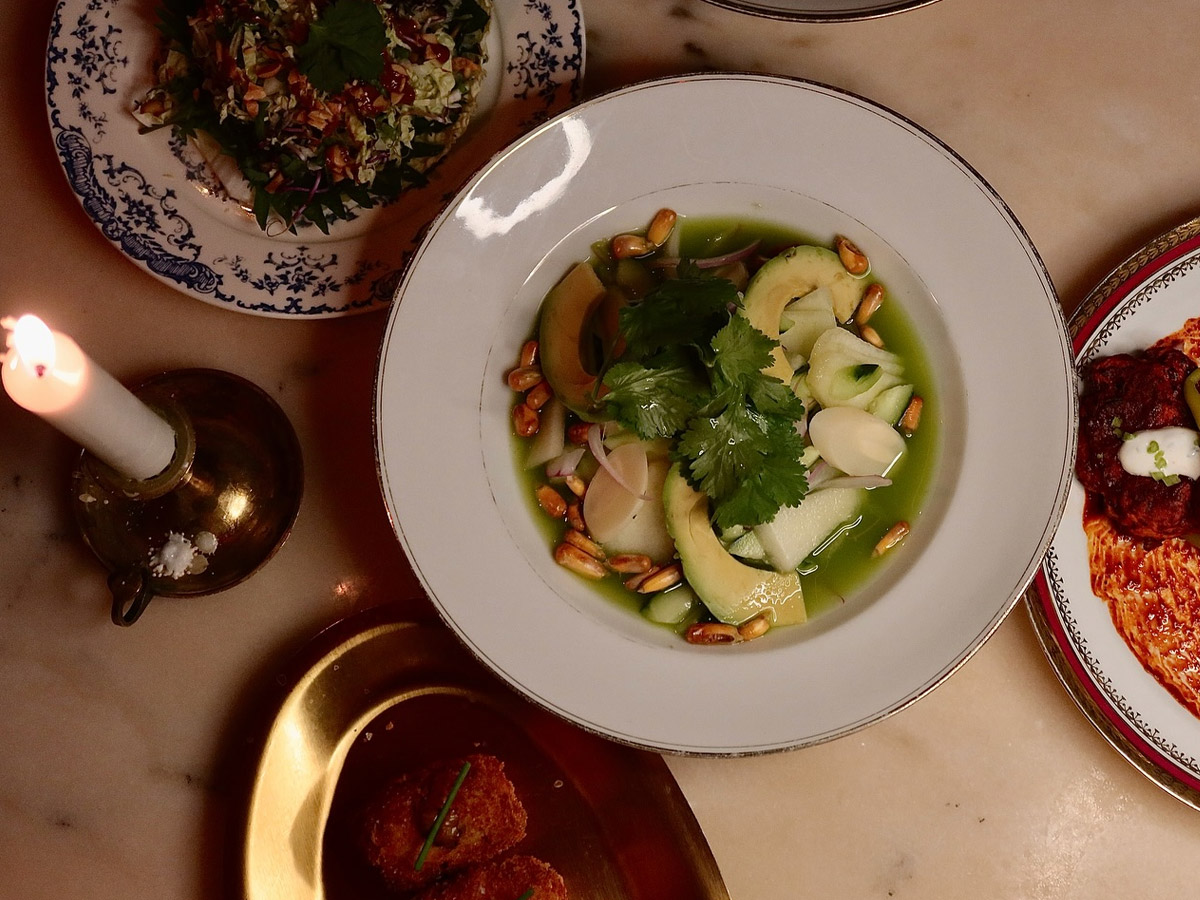 Plato vegetal con caldo verde, aguacate y piñones del restaurante Zíngara de Madrid.