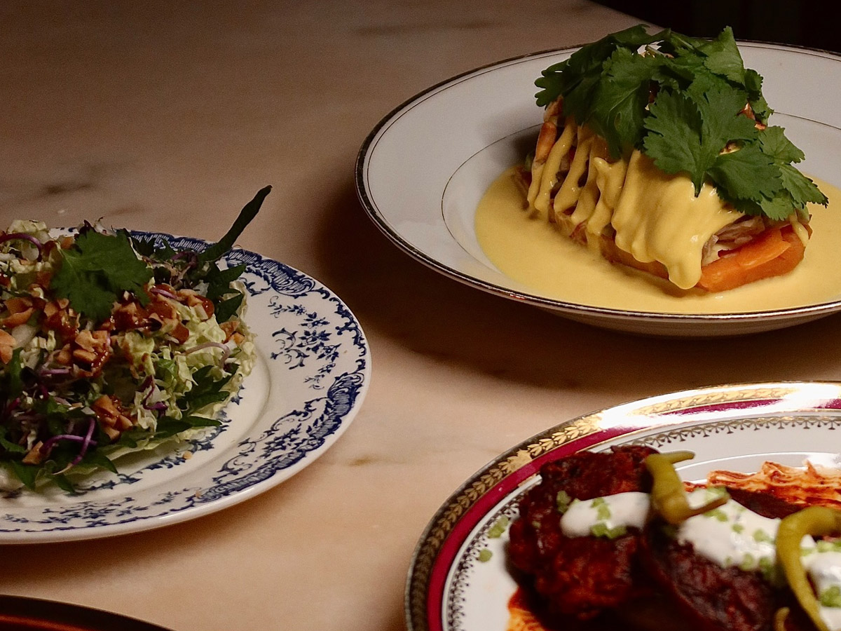 Boniato asado con crema suave y ensalada crujiente servido en Zíngara Madrid.