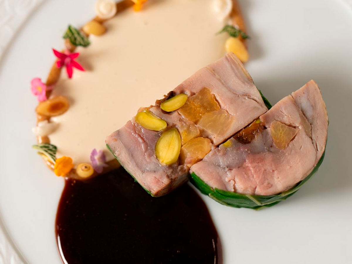 Plato de Rosette de codorniz, acompañada por una salsa de setas y parfait de piñones. Menú degustación del restaurante Saddle de Madrid