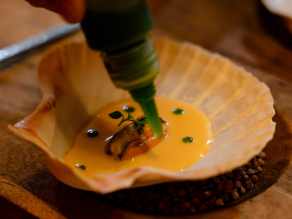 Plato de aperitivo de mejillón con escabeche de codorniz, de menú degustación del restaurante Santerra, de Madrid.