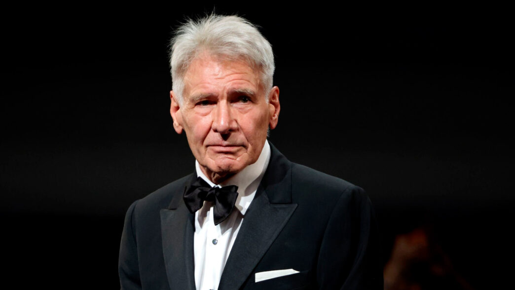 Retrato del actor Harrison Ford muy elegante vestido de esmoquin.