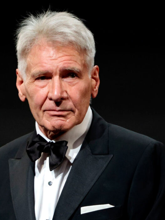 Retrato del actor Harrison Ford muy elegante vestido de esmoquin.