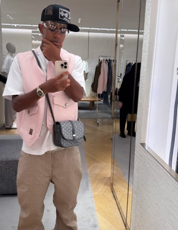 Lamine Yamal con chaleco rosa de Louis Vuitton, gorra Chrome Hearts y bolso Goyard.