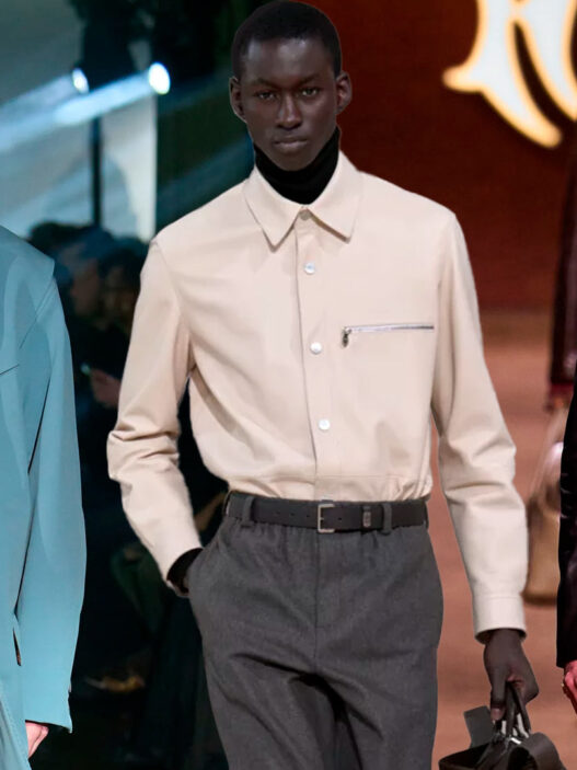 modelos desfilando con la tendencia del jersey de cuello alto combinado con camisa en los desfiles de otoño/invierno 2025