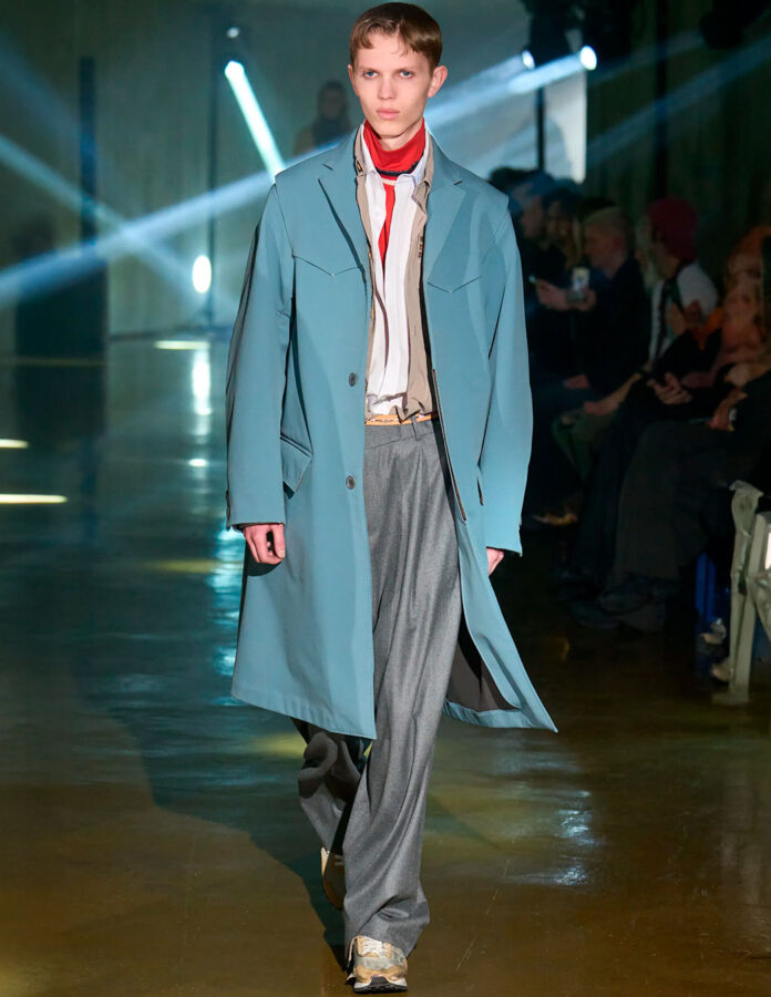 Look de Kolor otoño-invierno 2025 con jersey fino, camisa desabotonada y abrigo azul hielo.