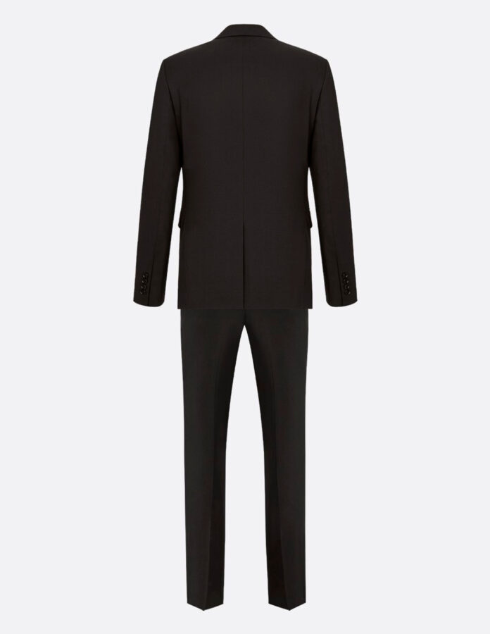 Traje negro de lana con solapas en pico de Dior.