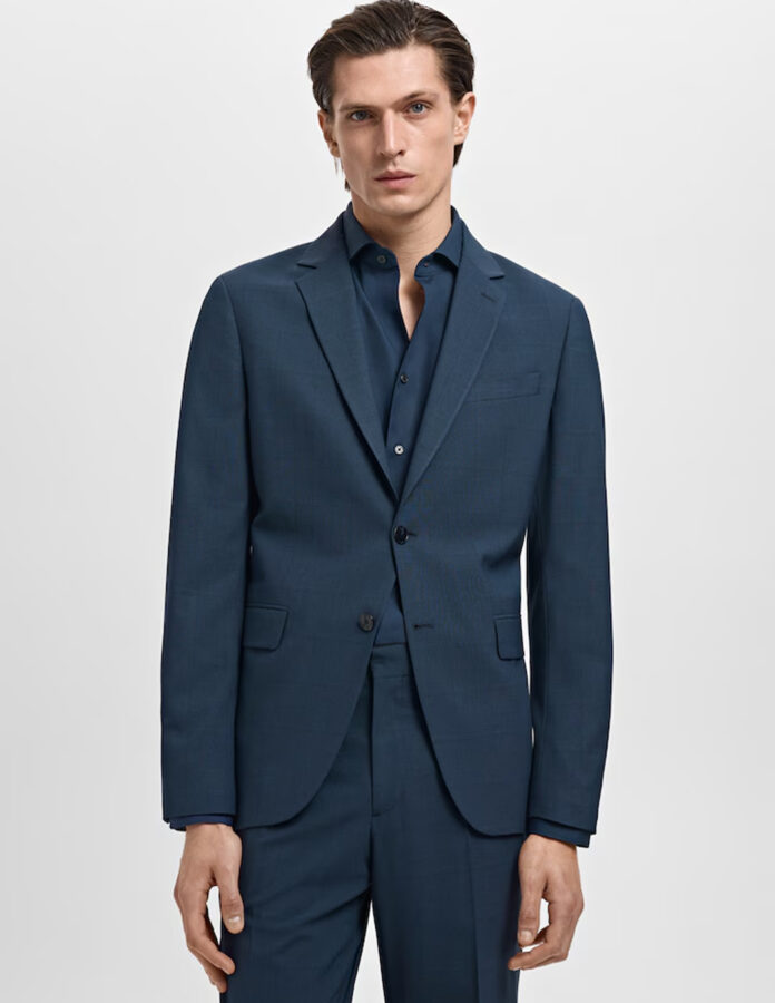 traje azul índigo super slim fit de Mango combinado con camisa azul marino