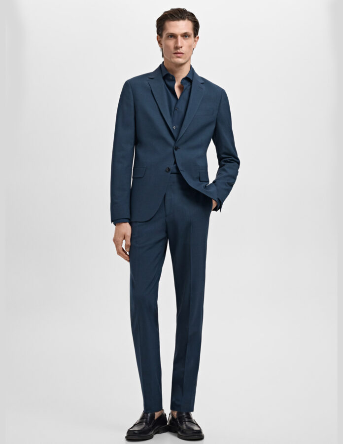 look completo con traje azul índigo de Mango y mocasines negros