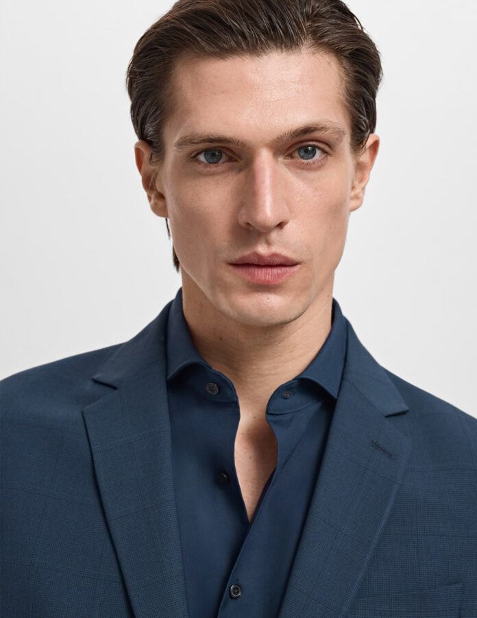 primer plano del cuello de la camisa y solapas del traje azul índigo de Mango