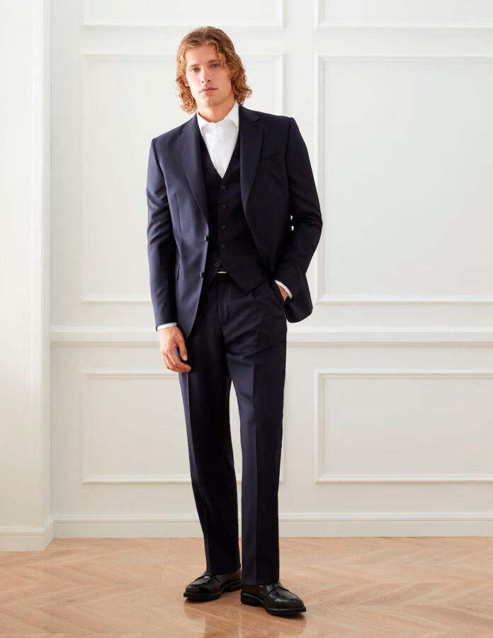Modelo joven vestido con un traje clásico tres piezas de Emidio Tucci