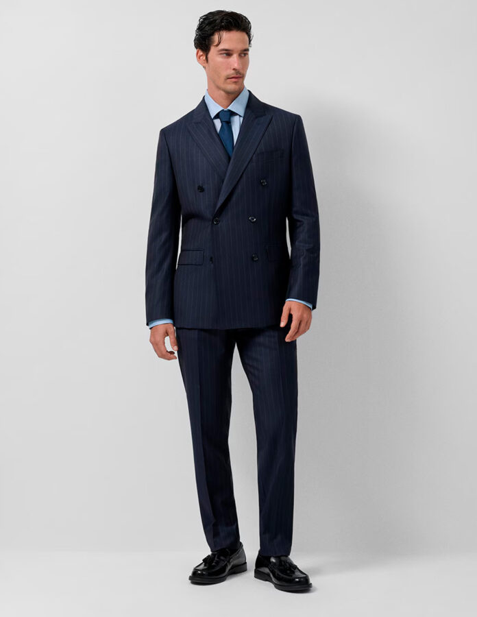 Modelo Edu Román vistiendo un traje de hombre cruzado raya diplomática de la marca Roberto Verino