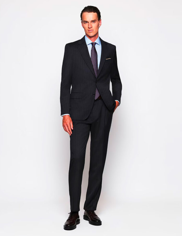 Modelo vistiendo un traje recto de la marca Mirto