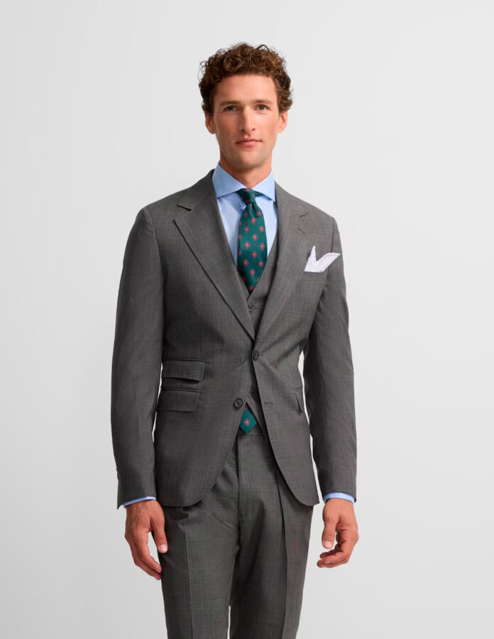 Hombre vestido con un elegante traje Príncipe de Gales gris de la marca Silbon