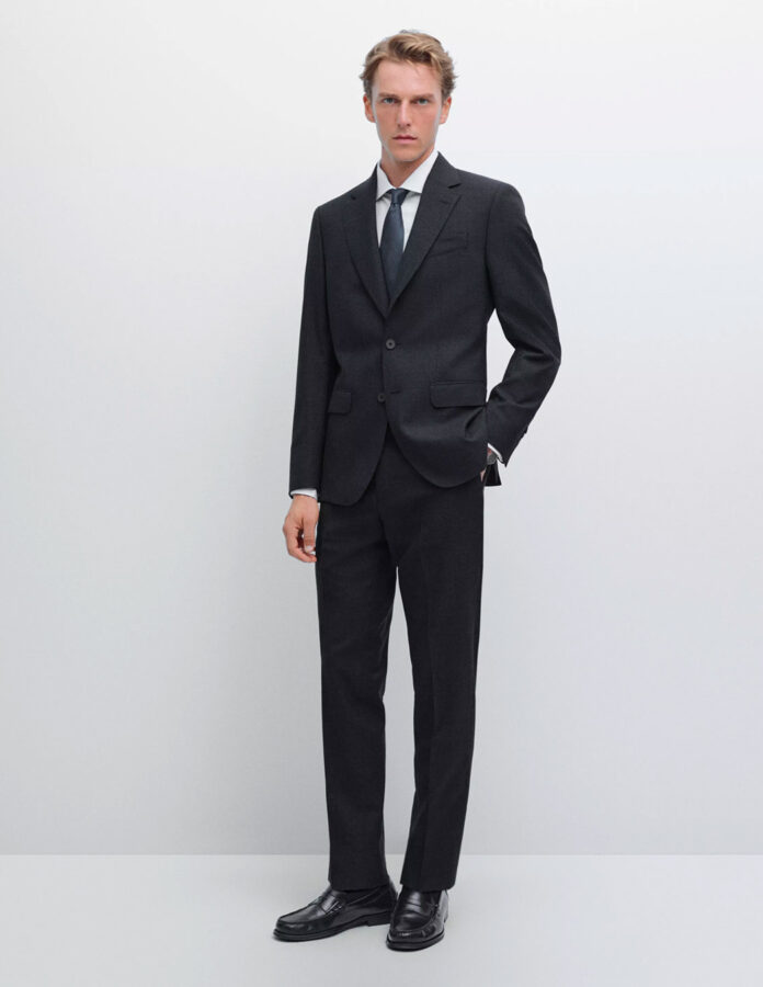 Traje de lana 100 % de Massimo Dutti con americana azul marino y pantalón a juego.