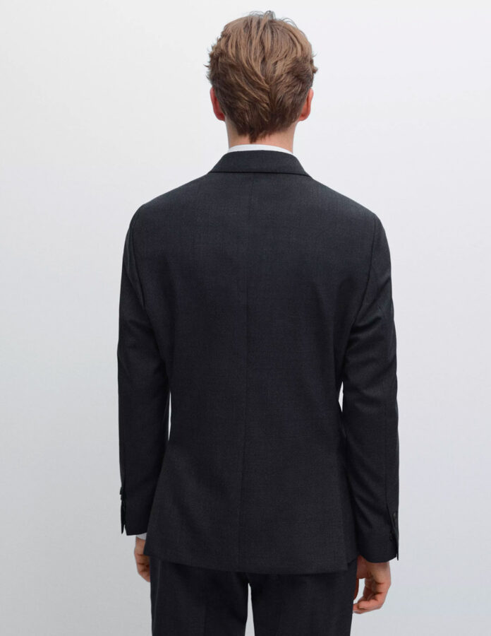 Vista trasera del traje azul marino de Massimo Dutti.