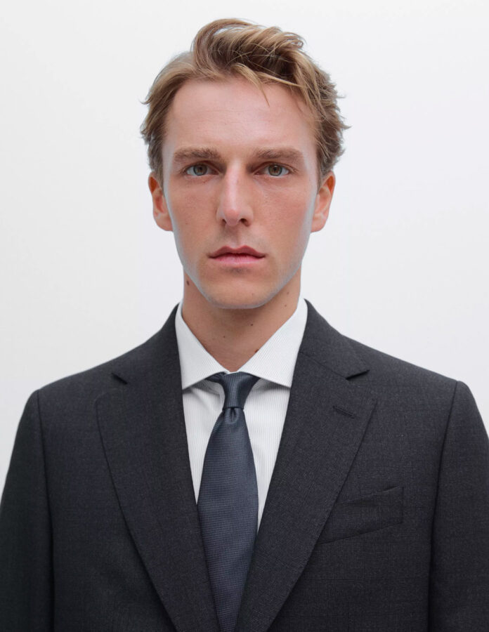 Primer plano de la chaqueta de traje azul marino de Massimo Dutti.