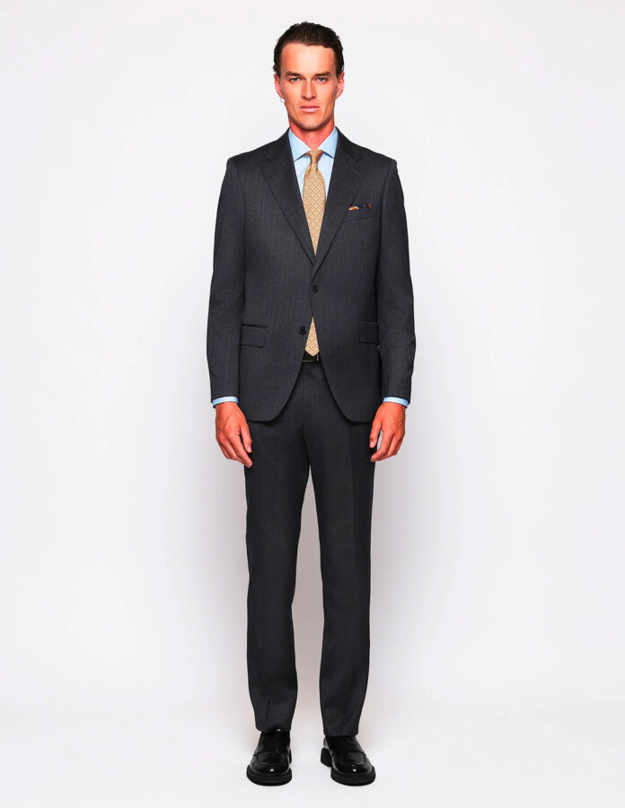 Traje gris medio de lana con estructura de espiga de Mirto.