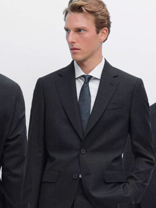 Collage de un hombre con traje oscuro y corbata azul posando de frente y de espaldas.