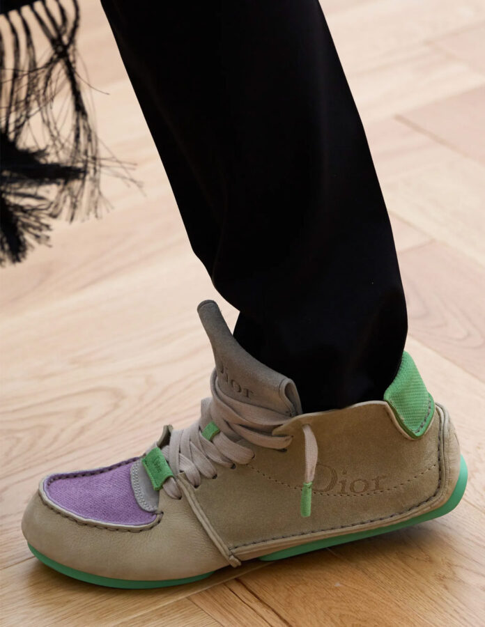 Primer plano de las zapatillas Dior Roadie en tonos beige, lila y verde del desfile Dior Men Primavera 2026.