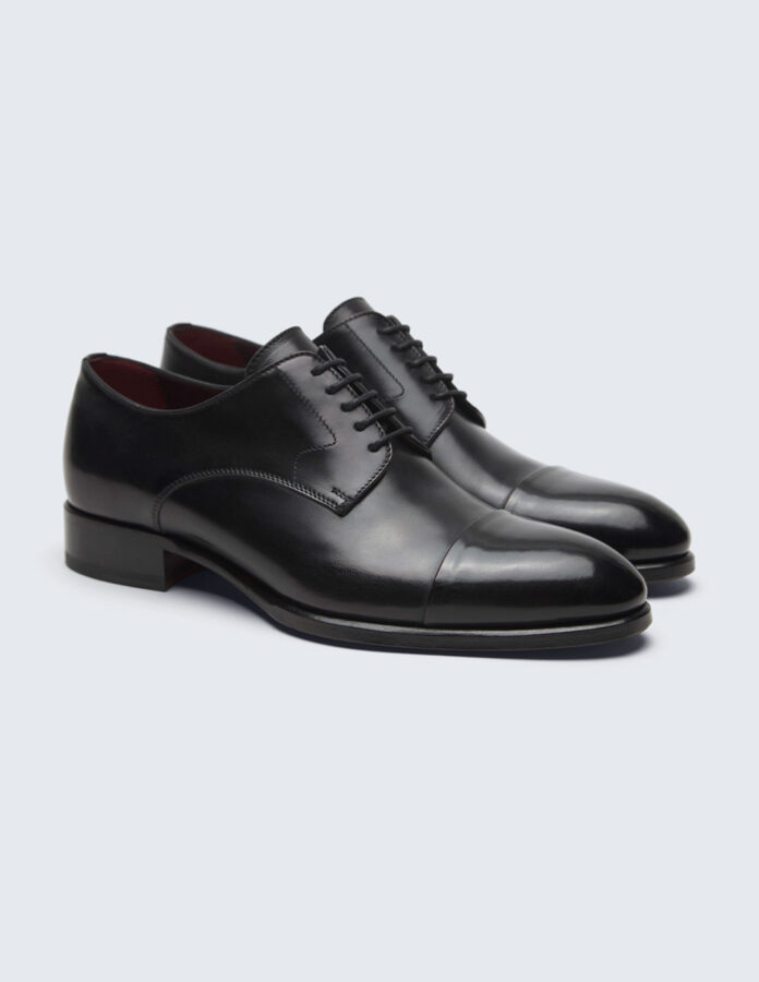 Zapatos modelo Oxford de color negro para traje