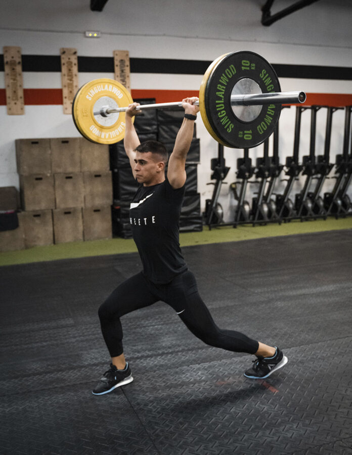 Adrián Sandoya realizando un levantamiento olímpico durante un entrenamiento de CrossFit