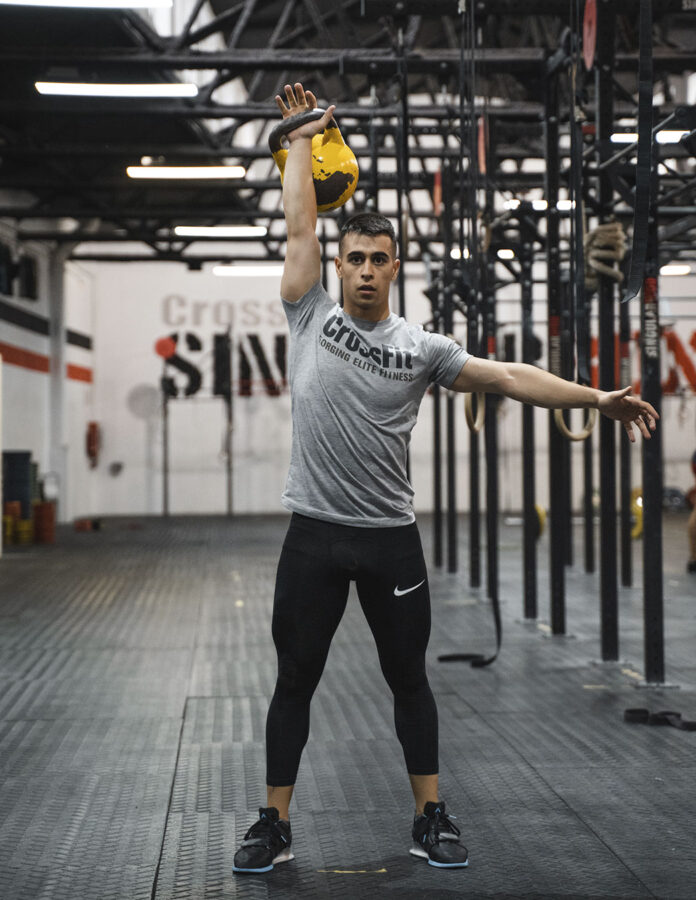Adrián Sandoya entrenando con kettlebell en Singular Box