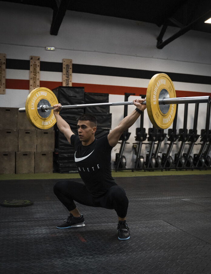 Sentadilla con barra en posición overhead realizada por Adrián Sandoya