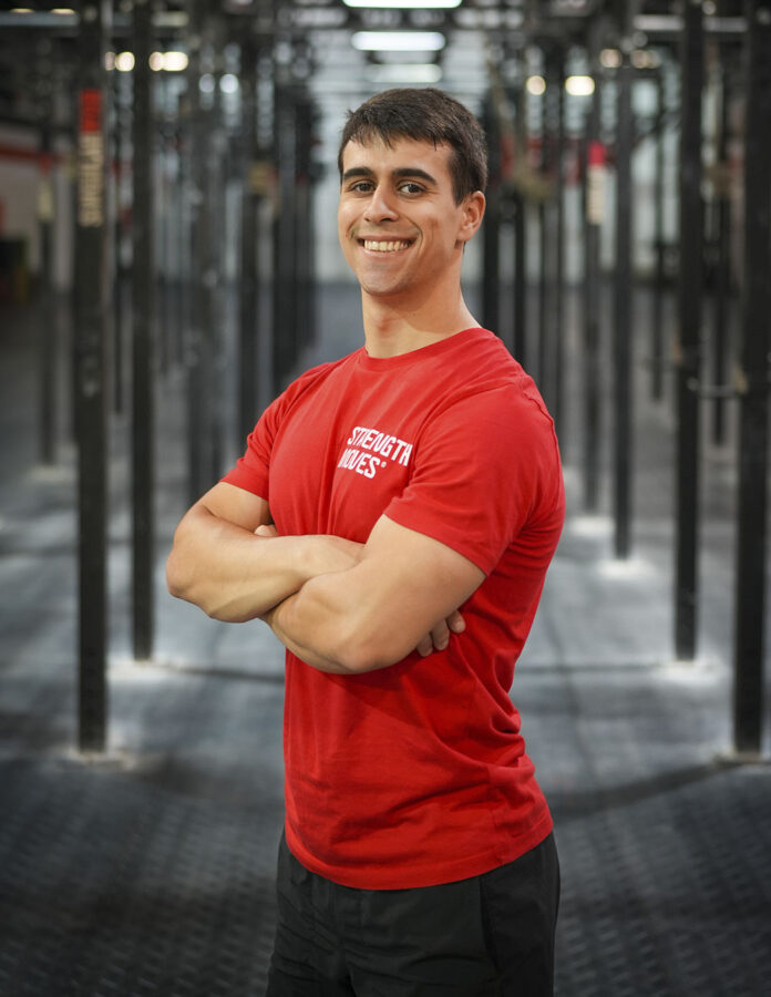Retrato de Adrián Sandoya, entrenador de fuerza y fundador de Strange Moves, en el box de CrossFit