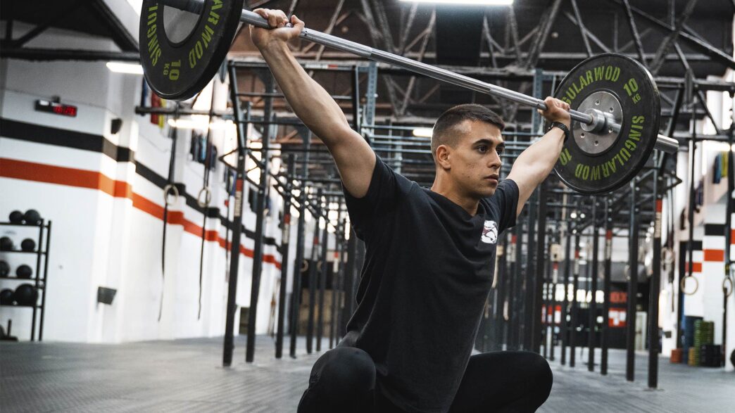 Adrián Sandoya entrenando halterofilia en el box de CrossFit Singular