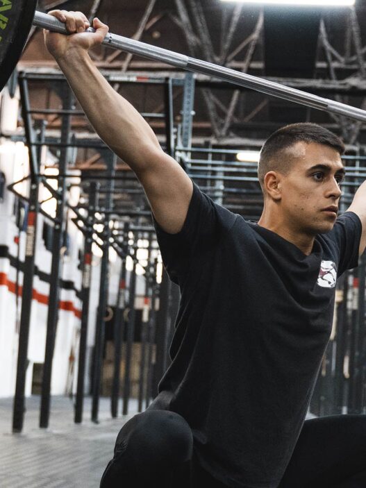 Adrián Sandoya entrenando halterofilia en el box de CrossFit Singular