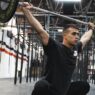 Adrián Sandoya entrenando halterofilia en el box de CrossFit Singular