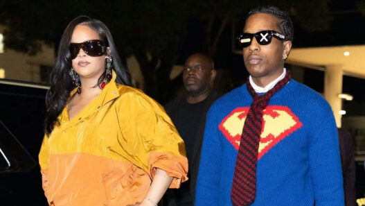 Rihanna y A$AP Rocky llegando al evento de Ray-Ban en Art Basel Miami con looks de Saint Laurent y Chanel.