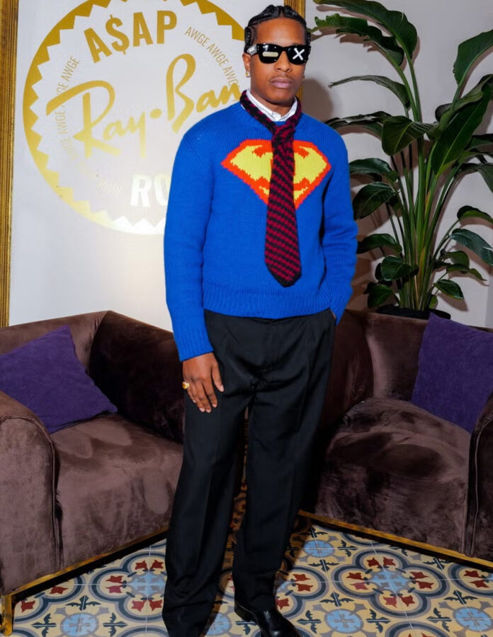 A$AP Rocky posa con el jersey azul de la colección Métiers d’art 2026 de Chanel durante el evento Ray-Ban Clubhouse.