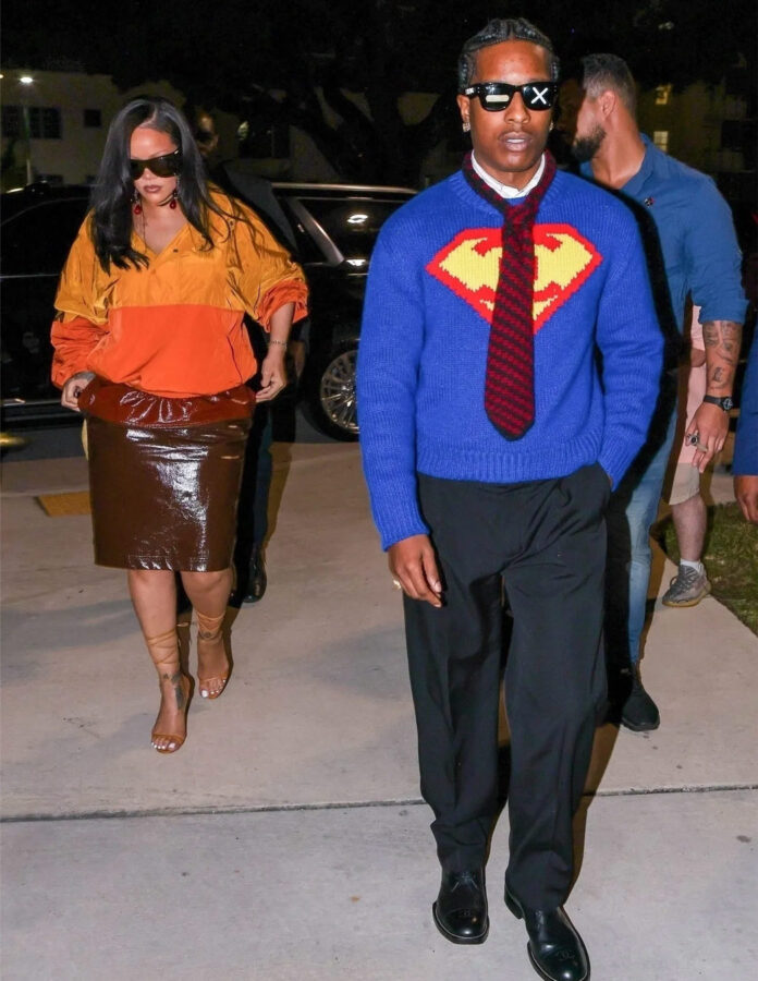 A$AP Rocky con jersey azul de Chanel inspirado en Superman y Rihanna con look bicolor de Saint Laurent en Miami.