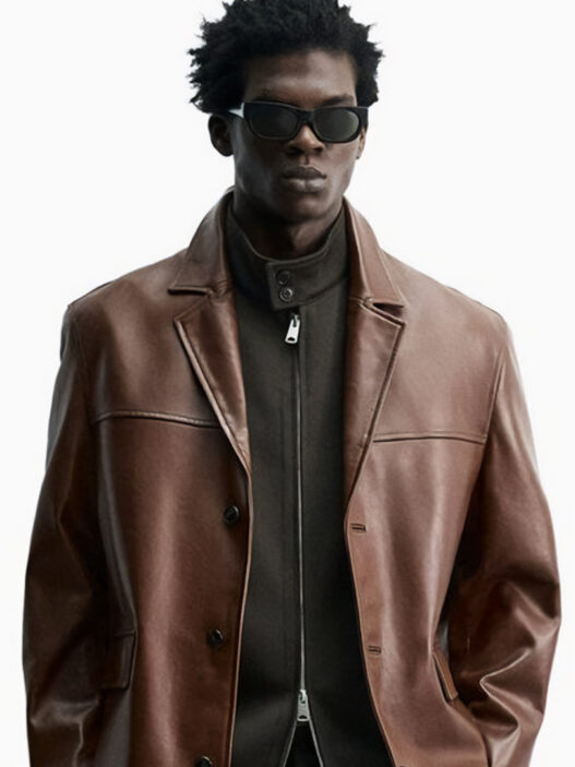 Blazer de piel marrón de Zara para hombre en look urbano con pantalón oscuro y mocasines.