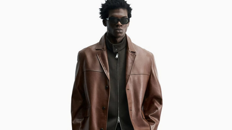 Blazer de piel marrón de Zara para hombre en look urbano con pantalón oscuro y mocasines.