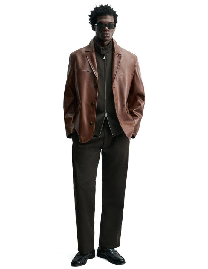 Look completo de Zara con blazer relaxed fit de piel marrón y estilismo minimalista.